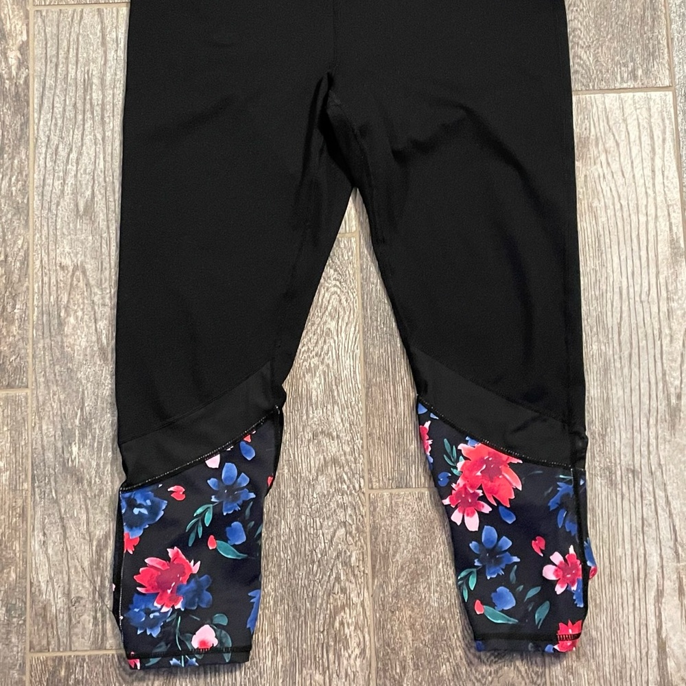 💜 3/$25 Gaiam large leggings black with flowers at cuffs